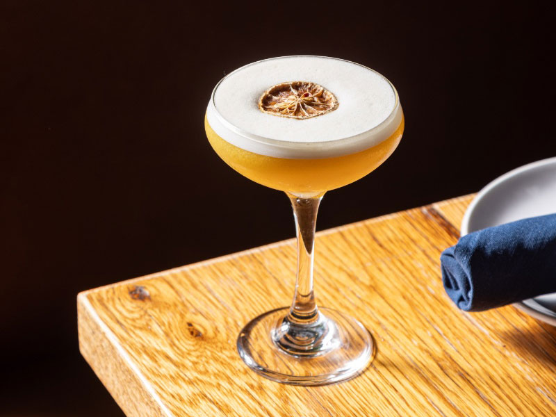 Cocktail with dehydrated fruit